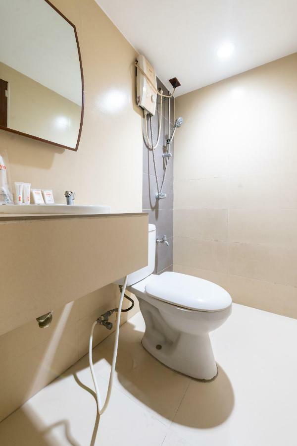 Отель Oyo 191 Paradise Apartelle Манила Экстерьер фото