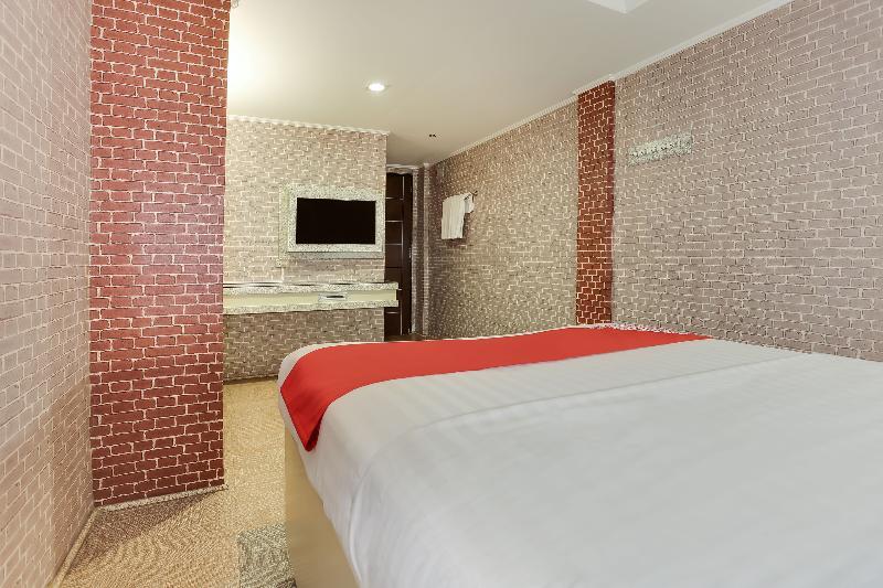 Отель Oyo 191 Paradise Apartelle Манила Экстерьер фото